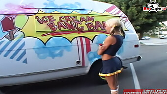 La Chatte Serrée D'Une Pom-Pom Girl Blonde Se Fait Pénétrer Dans Une Voiture