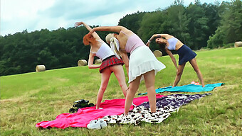 Ruiva Adolescente Em Yoga E Ginástica Ao Ar Livre Sem Calcinha