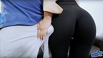 Pecinta Pantat Gelembung Bersukacita! Legging Hitam Adalah Aksesori Fetish Kaki Yang Paling Utama