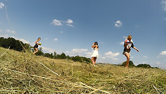 ¡mira A Estas Adolescentes Locas En La Naturaleza! ¡descubriéndolo Todo Bajo El Sol Del Verano! ¡te Encantará!