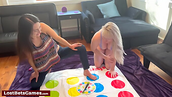 Büyük Göğüslü Gençler Için Lezbiyen Spin Ile Twister'In Sıcak Oyunu