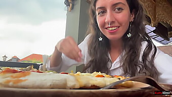 A Linda Adolescente Katty West Adora Pizza E Goza Em Um Café Público