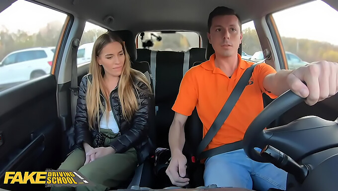 Eveline Dellai Si Užívá Jízdu Na Zadním Sedadle A Drsný Sex V Fakedrivingschool Videu