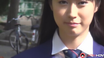 Tomomi Motozawa, En Ung Kvinde Med Perfekte Bryster, I Skoleuniform Giver Sin Klassekammerat Et Blowjob.