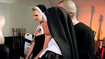 Gruppensex Im Vatikan Mit Nonne Und Priestern In Strümpfen