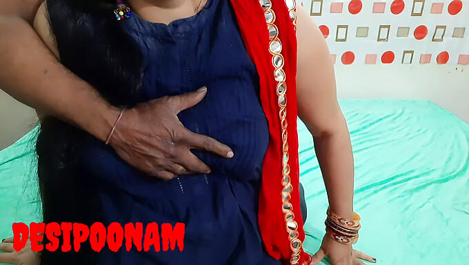 Desi Poonam Dobi Svojo Kosmato Muco Prebodeno Z Velikim Kurcem