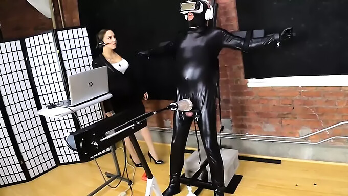 Umiliazione Di Femdom E Scopata Da Una Macchina In Un Video Bdsm