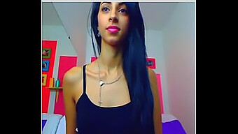 Mira A Una Hermosa Mujer Usar Un Juguete Anal En La Webcam En Este Hermoso Video