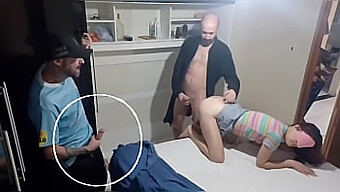 Um Casal Amador Se Envolve Em Um Ménage À Trois Com A Esposa Vendada E O Amigo Do Marido.