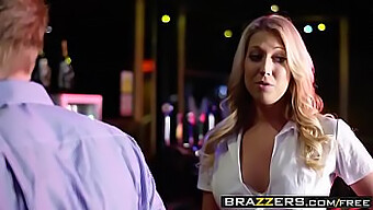 Brazzersのビデオでの女性の射精による膣とアナルのファック