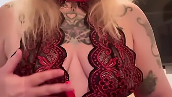 Moden Brunette Med Piercing Og Tatoveringer I Hjemmelavet Video