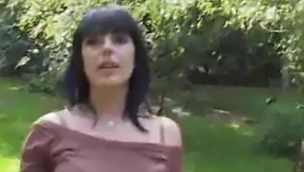 Une Brune Est Payée Pour Du Sexe En Public Avec De Gros Seins Naturels