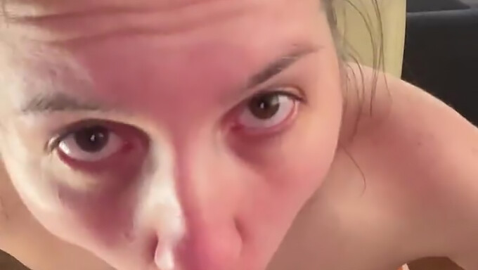 Polsk Pornostjerne Gir En Deepthroat Blowjob Med En Svart Dildo