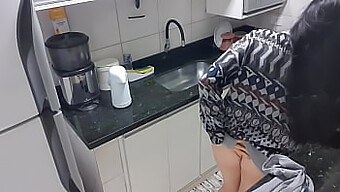 Show Quente Na Cozinha De Menina Dulce: Bunda Grande E Brincadeira Sensual