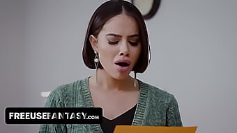 Büyük Göğüslü Milf, Üç Azgın Adamdan El Işi Ve Yalama Alıyor Fantezi Videosunda