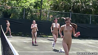 Una Studentessa Lesbica Viene Scopata Sul Campo Da Tennis. Non Perdere Questo Spettacolo Piccante!