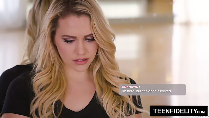 นางแบบ Mia Malkova แบล็กเมล์นายธนาคารวัยรุ่นด้วยการเย็ดตูดของเธอ