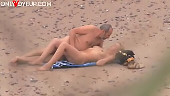 Pareja Madura Tiene Sexo Íntimo En La Playa En Hd