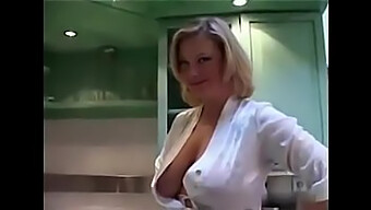 Milf Casera Con Grandes Tetas Naturales Y Hábito De Fumador