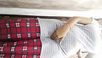 Gadis Remaja Desi Menghisap Dalam Video Buatan Sendiri