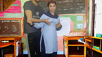 Primera Experiencia Sexual De Una Colegiala India Con Su Profesor Y Compañero De Clase.