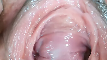 Ragazza Che Si Masturba In Una Fantastica Vagina Spalancata