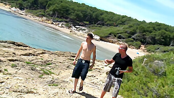 Dois Homens Gays Fazem Sexo Quente Ao Ar Livre Na Praia.