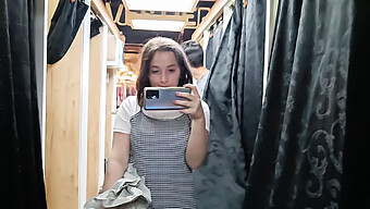 Corriéndose En Público: Una Mamada De Estudiante En Una Tienda De Ropa