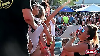 Tonåring (18+) Vild Poolfest Med Stora Bröst Och Blixtrande