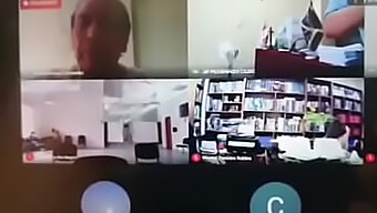 Peruviaanse Advocate Vergeet Zijn Webcam Uit Te Zetten Tijdens Zoomsessie