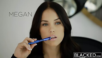 Megan Rains Berpayudara Kecil Menerima Batang Hitam Besar Dalam Blowjob Antarabangsa