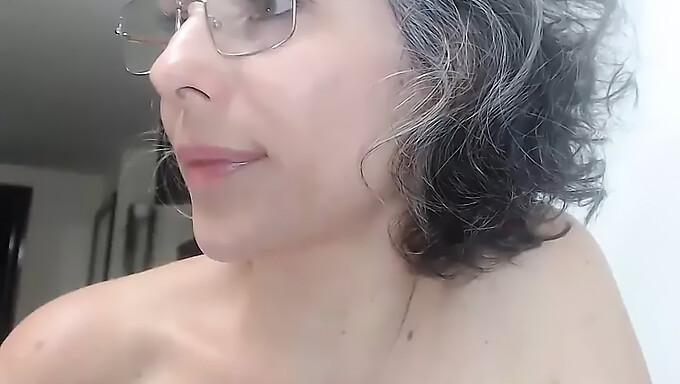 Mujer Madura De Cabello Gris Disfruta Del Juego En Solitario