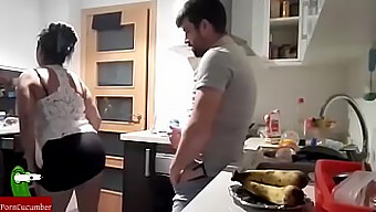 Lamiendo Polla En La Boca Y Coño En La Cocina