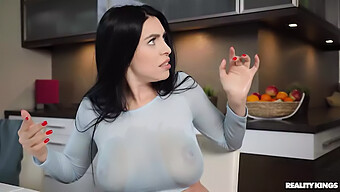 Kira Queen'In Blowjob Becerileri Yeni Bir Videoda Tam Olarak Sergileniyor