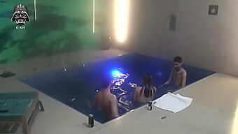 Mulher Tatuada Desfruta De Um Ménage À Trois Na Piscina Com O Dobro De Prazer.