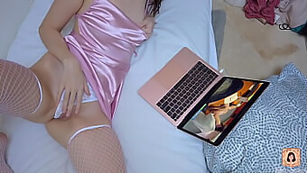 Pacar Seksi Dalam Lingerie Masturbasi Hingga Orgasme