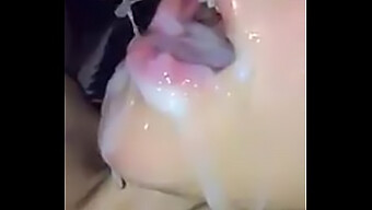 Masturbação Com Um Dildo: Acabamento Facial