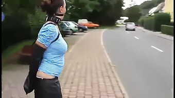 Umilit În Public Cu Un Armbinder Și Un Ballgag