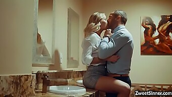 La Patronne Jessa Rhodes Se Salit Avec Son Amant Lors D'Une Rencontre Chaude Dans La Salle De Bain