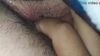 Une Femme Amateur Aime Jouer Avec Une Grosse Bite Anale