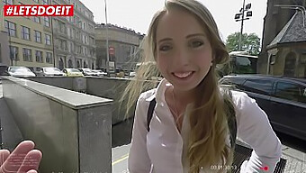 La 18+ Adolescente Anya Akulova Prende Un Grosso Cazzo Nel Suo Stretto Culo