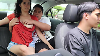 Grandes Tetas Naturais E Pau Grande Em Um Sexo De Carro