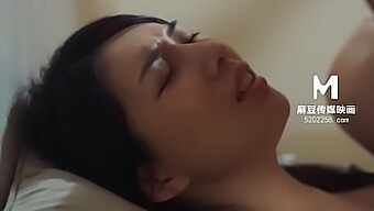 亚洲继妹在这个最好的原创亚洲色情视频中享受骑乘和乳头游戏