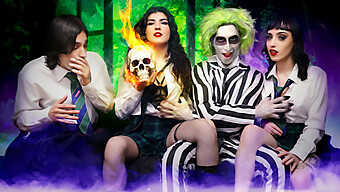 Beetlejuice Est De Retour, Cette Fois Avec Un Quatuor D'Ados Cosplayeurs.