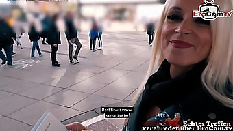 Wanita Matang Dengan Tetek Besar Semulajadi Menggoda Di Jalan Awam Di Berlin