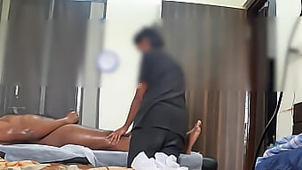 Versteckte Kamera Fängt Eine Freche Massage-Begegnung Ein