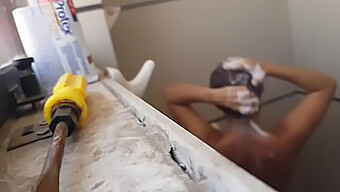 Une Étudiante Universitaire Surprise Par Une Caméra Espion Sous La Douche Et En Train De Baiser.