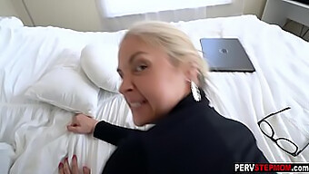 Blond Milf Milf Touží Po Velkém Ptáku V Ústech A Kundičce