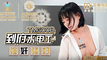 中国少女在自己喜欢的姿势下享受与大鸡巴的性爱