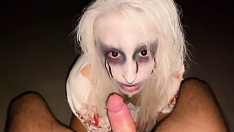 Halloweensex-Session Des Alten Und Jungen Paares Mit Creampie